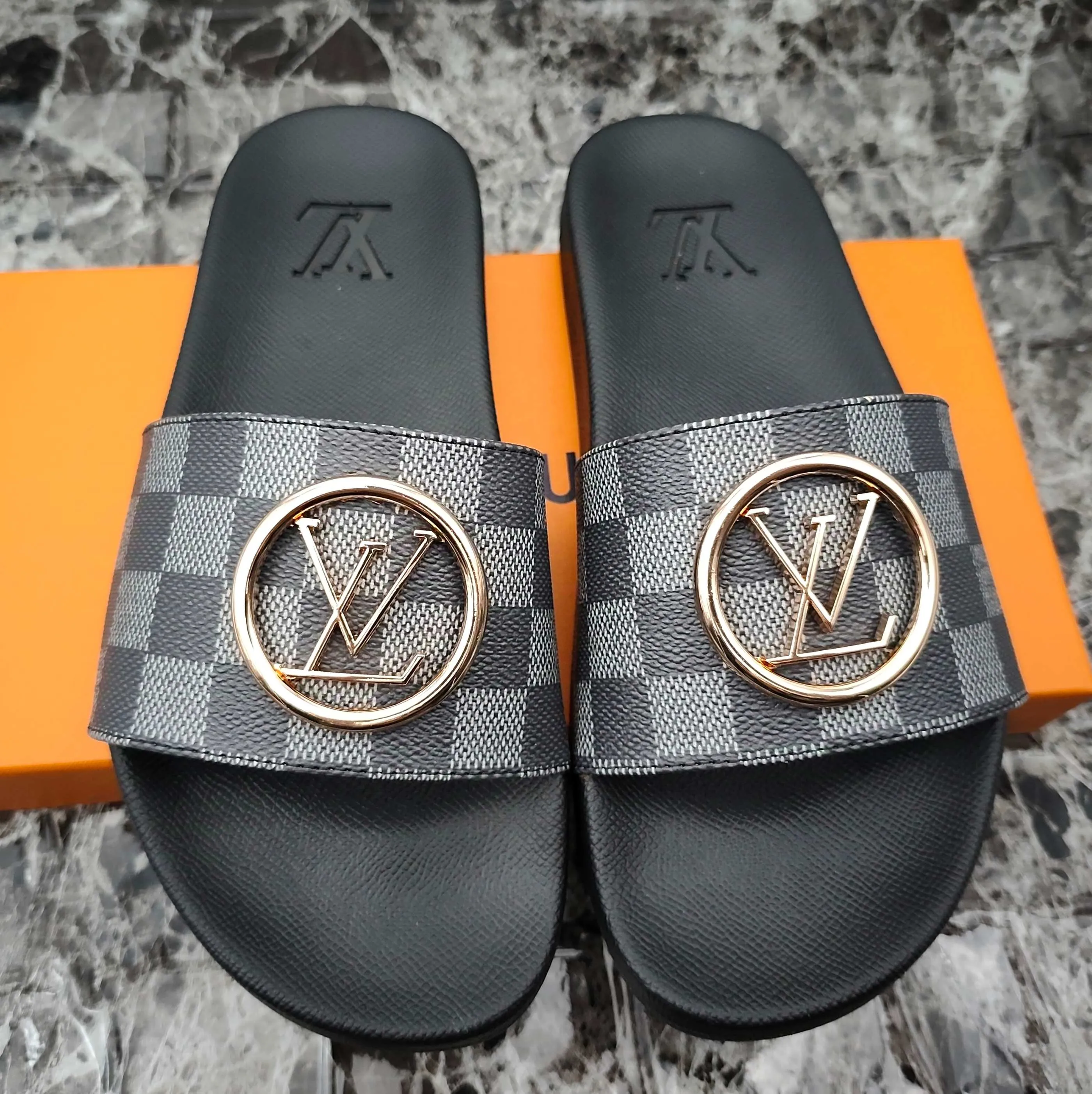 👟👟Ex-factory price 280👟👟 (available all year round) same style for men and women, size 35--48. Couple style🎗Louis Vuitton "LV" slippers, a much-anticipated one, so beautiful that it will melt your hearts❤! It is simply a masterpiece of extraordinary craftsmanship. It is a must-have for everyone. It is made by open mold. It feels Q-bounce and super soft on the feet. It is super delicate on the feet. It is an exclusive model. There are many layouts, so there is always one you like🎉🎉